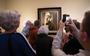 Bezoekers in het Friesch Museum bewonderen De Vaandeldrager van Rembrandt.