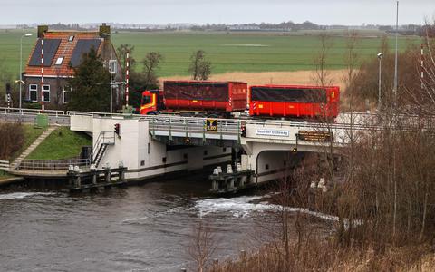 De brug Noorder Oudeweg bij Boornzwaag heeft veel last van het extra verkeer.