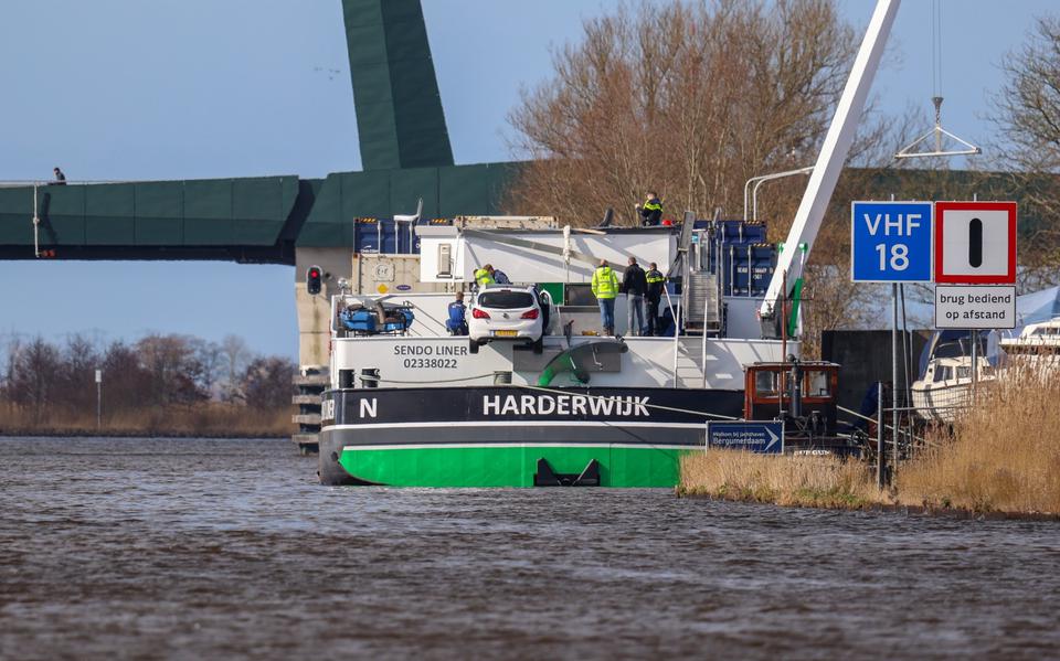 Een binnenvaartschip met containers is dinsdagavond tegen een brug geknald aan de Burgumerdaam in Burgum.