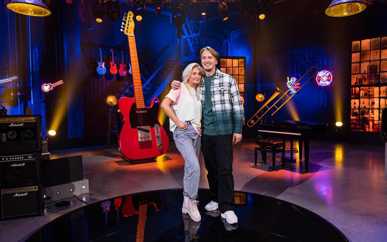 Sanne Hans, hier naar presentator Snelle, is de eerste artiest die op zoek mag naar een hit. Sanne Hans, hier naar presentator Snelle, is de eerste artiest die op zoek mag naar een hit.