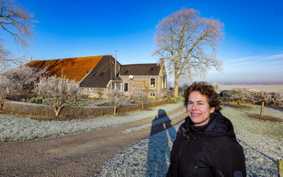 Ellen Dekker bij haar verzakkende woonboerderij aan de Lindedijk in Spanga. 