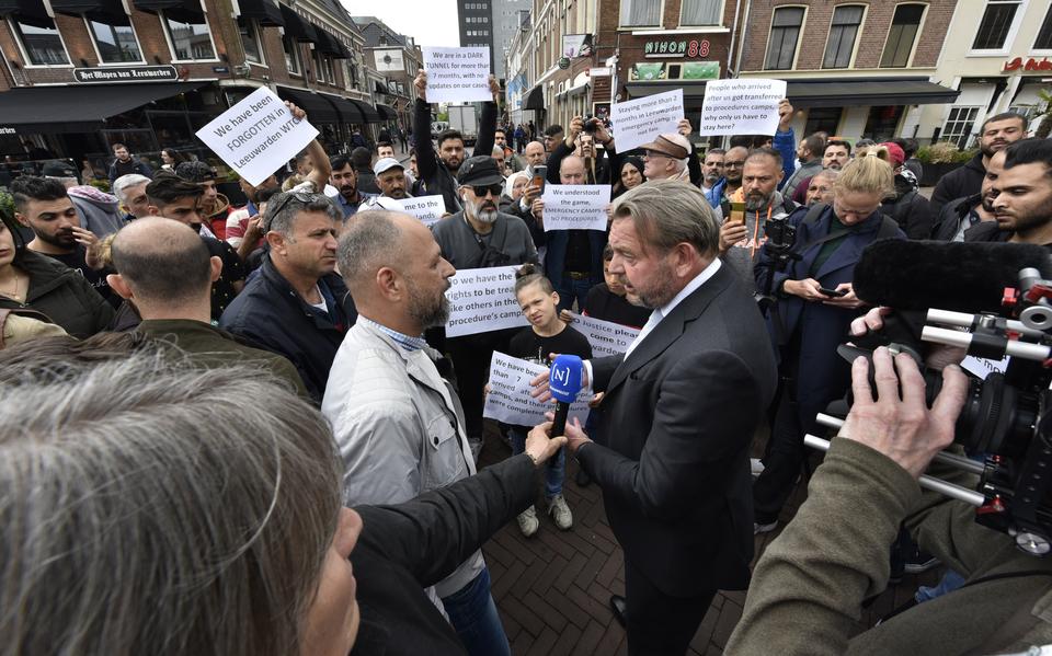 Nationale ombudsman Reinier van Zutphen (rechts) in gesprek met Yamen (links) namens de groep asielzoekers uit het WTC.