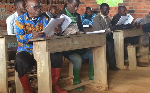 Leesklas tijdens Bijbelvertaalwerk in Congo.