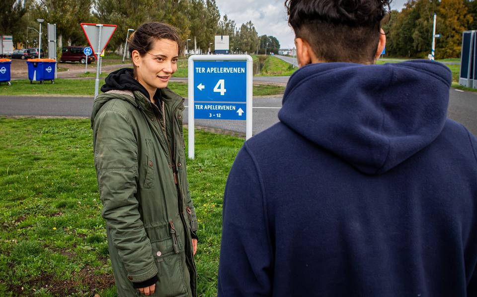 Roos Ykema helpt een asielzoeker in Ter Apel op weg.