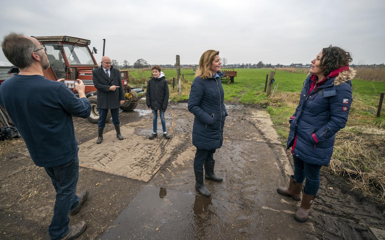 Minister Van der Wal (tweede van rechts) en minister Staghouwer (tweede van links) waren in januari op werkbezoek bij de melkveehouderij van de familie Van Ruiswijk in Ede.