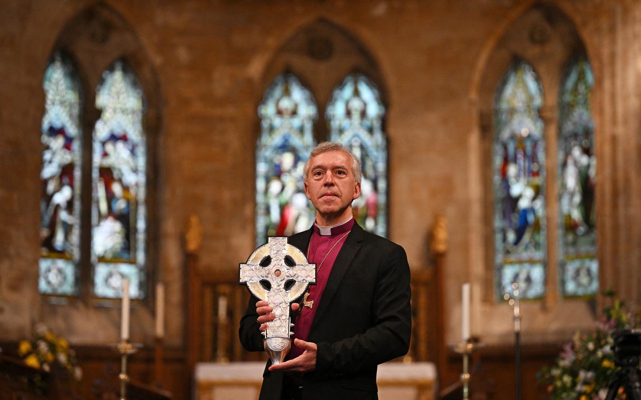 Andrew John, de anglicaanse aartsbisschop van Wales, met het Kruis van Wales.