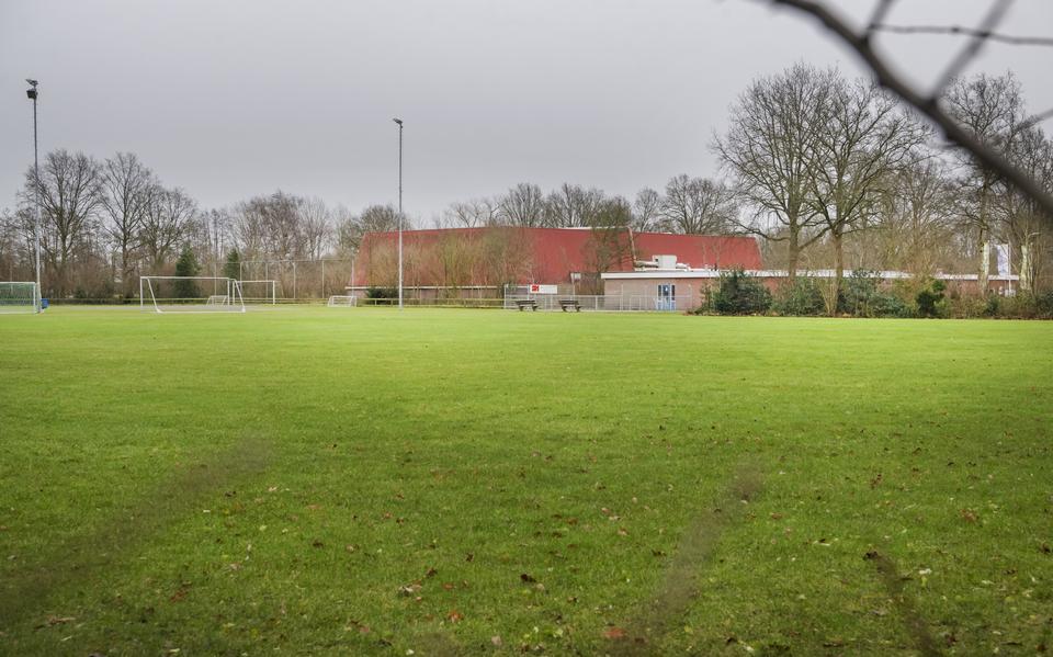 De sportvelden aan de Ljurkstrjitte in Feanwâlden met op de achtergrond de sporthal. 
