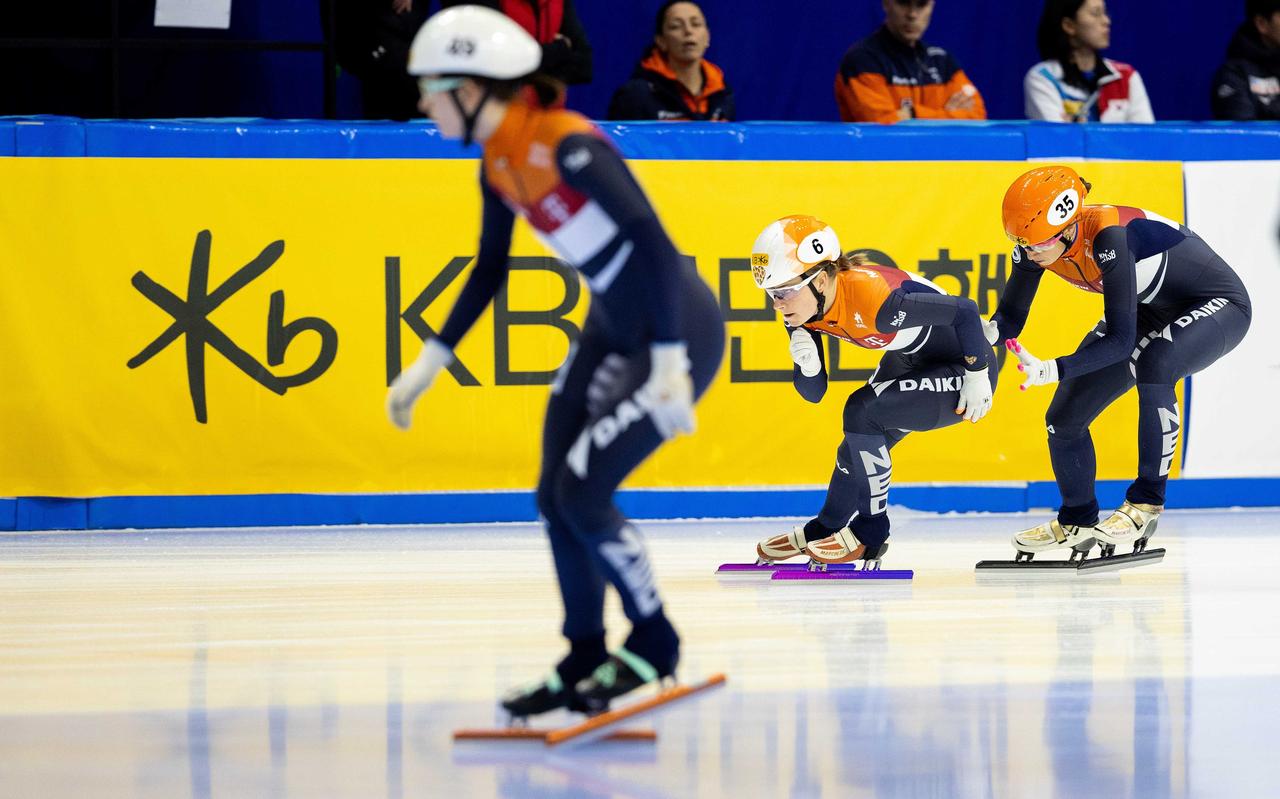 Suzanne Schulting (r), Yara van Kerkhof (m) en Selma Poutsma (r) in actie tijdens halve finale op de 3000 meter aflossing tijdens het WK Shorttrack in Zuid-Korea. Suzanne Schulting (r), Yara van Kerkhof (m) en Selma Poutsma (r) in actie tijdens halve finale op de 3000 meter aflossing tijdens het WK Shorttrack in Zuid-Korea.