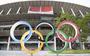 De Olympische ringen bij het stadion in Tokio. 