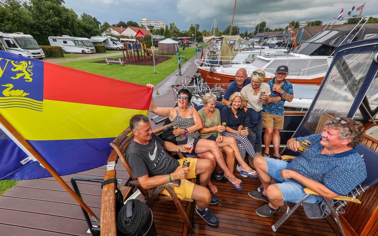 Nederlandse vakantiegangers (van het voormalige eiland Wieringen) op jachthaven en camping De Domp in Sneek. Nederlandse vakantiegangers (van het voormalige eiland Wieringen) op jachthaven en camping De Domp in Sneek.