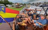 Nederlandse vakantiegangers (van het voormalige eiland Wieringen) op jachthaven en camping De Domp in Sneek.  