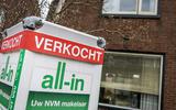 Een bord bij een huis met 'verkocht' van de Nederlandse Vereniging van Makelaars (NVM). 