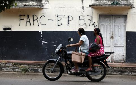 Graffiti van een FARC-afsplitsing in Saravena, waar het vecht om controle over drugsroutes.