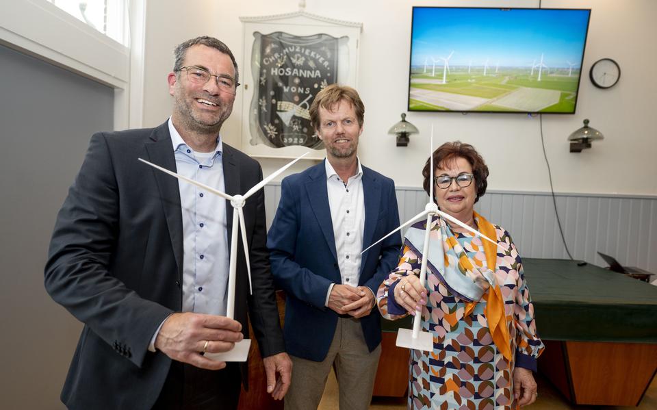Wethouder Henk de Boer van Súdwest-Fryslân (links) en Annet van der Hoek (rechts) nemen enkele windmolens symbolisch aan van Gerard van Oostveen van Vattenfall.