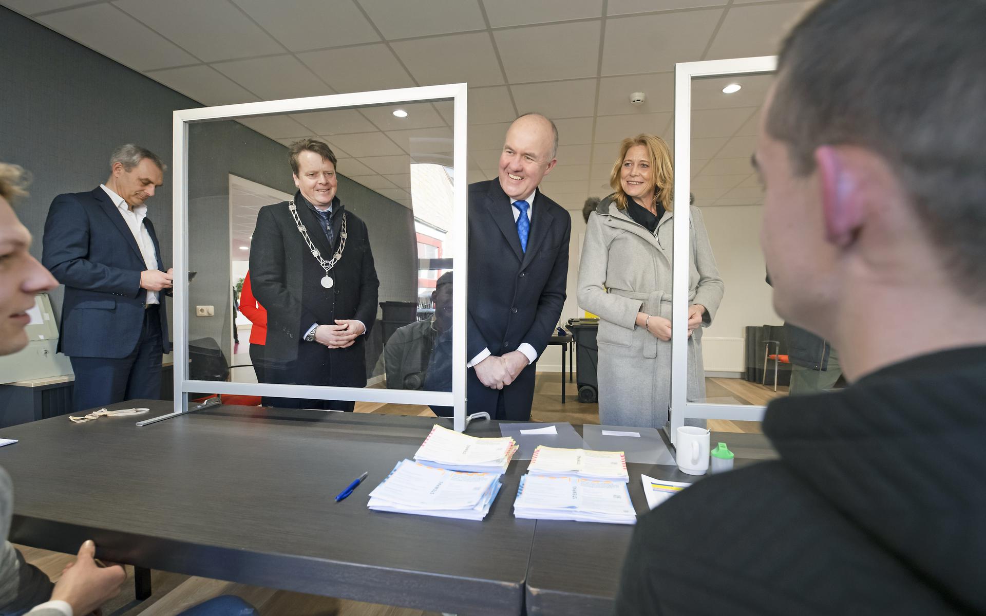 Commissaris van de Koning Arno Brok, dijkgraaf Luzette Kroon en burgemeester Johannes Kramer (l) in gesprek met Arjen Vellema (op de rug gezien) van stembureau De Waadwente in Dokkum. 