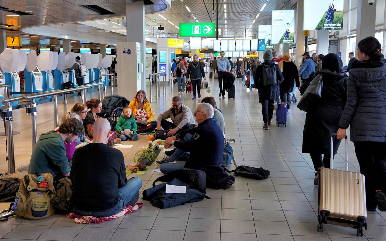 Impressie van een van de eerder gehouden gebedsvieringen in de vertrekhal van Schiphol. Impressie van een van de eerder gehouden gebedsvieringen in de vertrekhal van Schiphol.