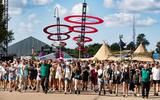 Publiek loopt richting de Alpha-tent op de tweede dag van het driedaagse muziekfestival Lowlands.