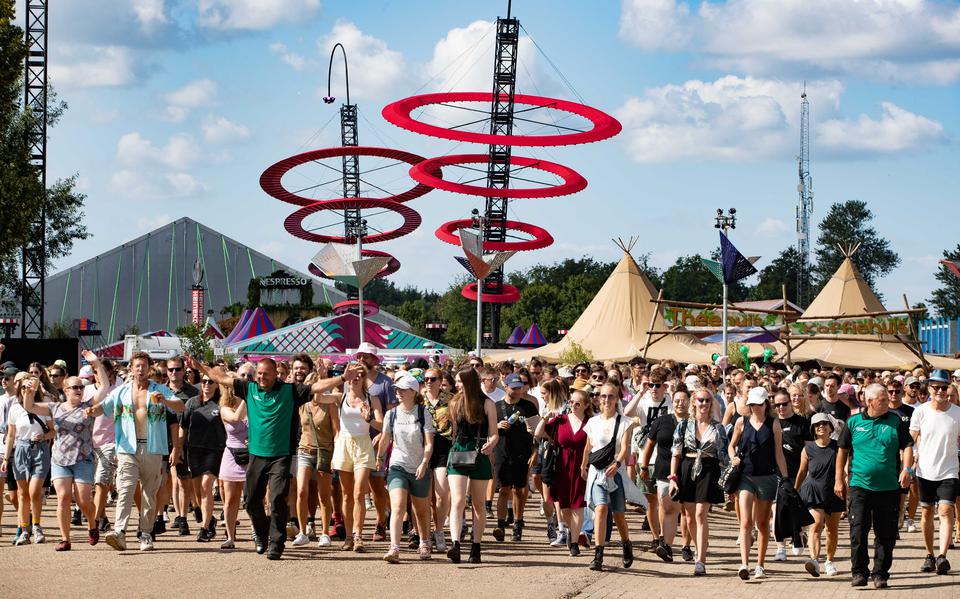 Publiek loopt richting de Alpha-tent op de tweede dag van het driedaagse muziekfestival Lowlands.