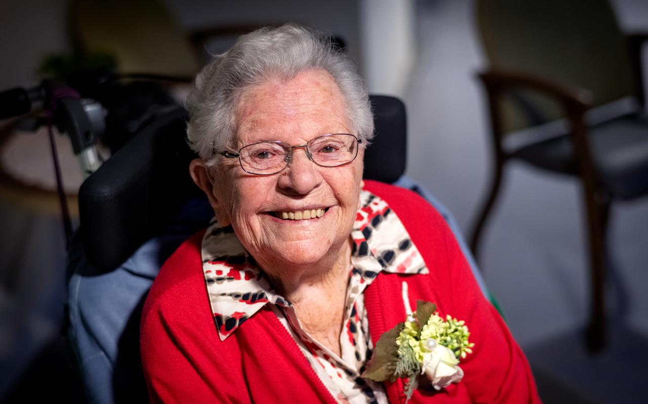Lammie Dijkstra-Guichelaar wordt donderdag honderd jaar. Lammie Dijkstra-Guichelaar wordt donderdag honderd jaar.