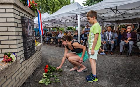 Djenda Visser en haar broertje leggen bloemen voor hun overgrootvader, die een KNIL-soldaat was.