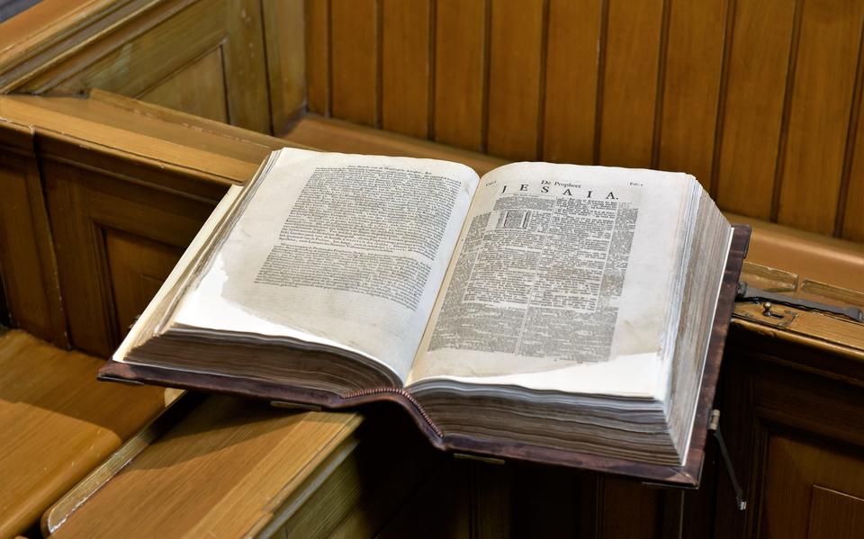 Een bijzondere kanselbijbel in de Martinikerk van Easterein. Dit is dus niet de gestolen bijbel uit de Grote Kerk in Dokkum.