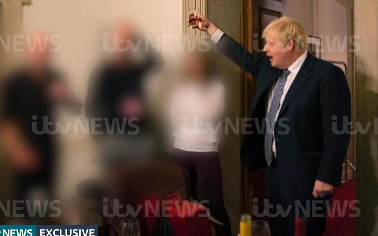 De Britse premier Boris Johnson is opnieuw in opspraak geraakt door foto’s die naar buiten zijn gekomen van een borrel op Downing Street tijdens de lockdown.