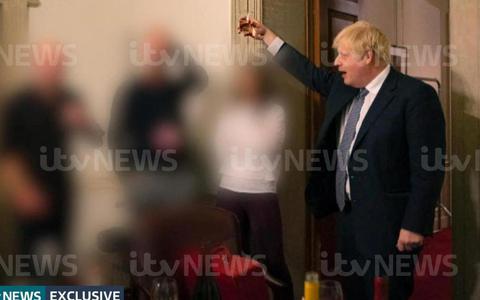 De Britse premier Boris Johnson is opnieuw in opspraak geraakt door foto’s die naar buiten zijn gekomen van een borrel op Downing Street tijdens de lockdown.