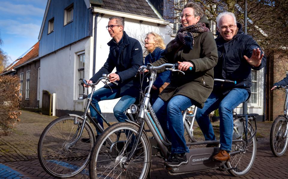 De Friese afdeling van de ChristenUnie trapt de campagne voor de Provinciale Staten af in Eastermar met minister Adema (rechts). 