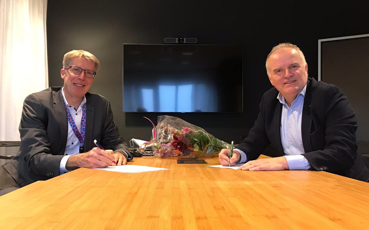 Marcel Kuin, bestuurder Antonius Zorggroep (links), en Stephan van de Vusse, directeur-bestuurder MoleMann Mental Health, tekenen de overname.