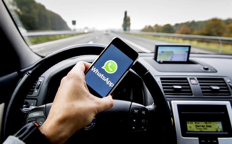 De boete voor het vasthouden van een mobieltje achter het stuur is verhoogd van 350 naar 380 euro.  