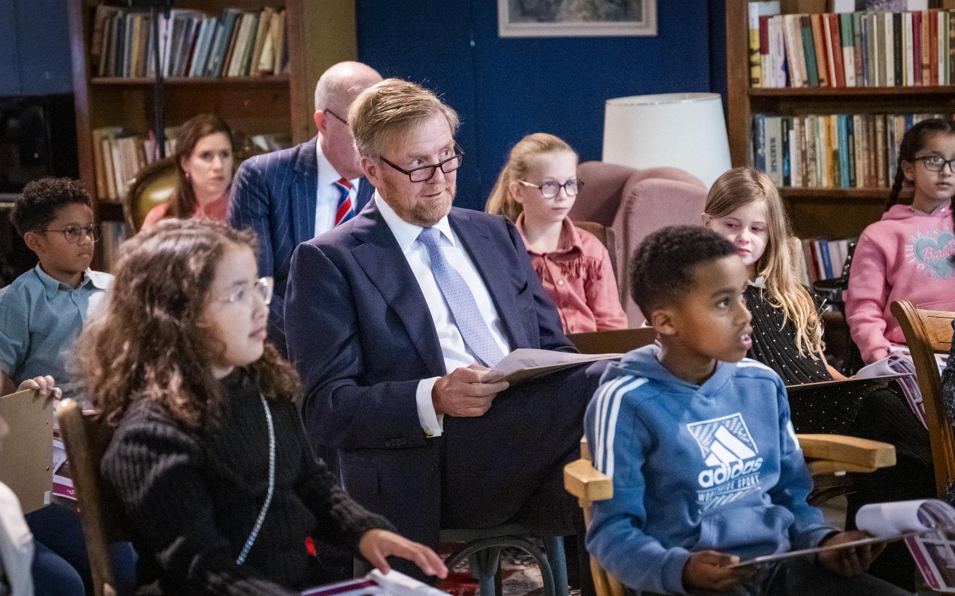 King Willem-Alexander in Tresoar among students from the Prins Maurits primary school in Leeuwarden during a Frisian language lesson from education officer Binne Reitsma. The king is on a working visit to Tresoar, Fryske Akademy and Afûk on Wednesday, which will focus on Frisian language and culture. 