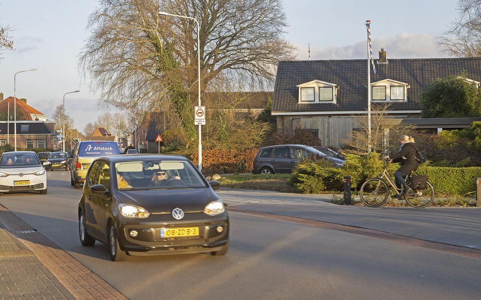 Verkeersdrukte op de Voorstraat in De Westereen. 