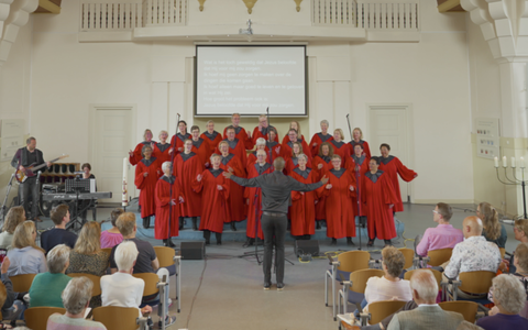 Gospel in een dienst in een PKN-gemeente.
