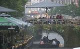 Terrassen in de regen op de Nieuwestad in Leeuwarden.