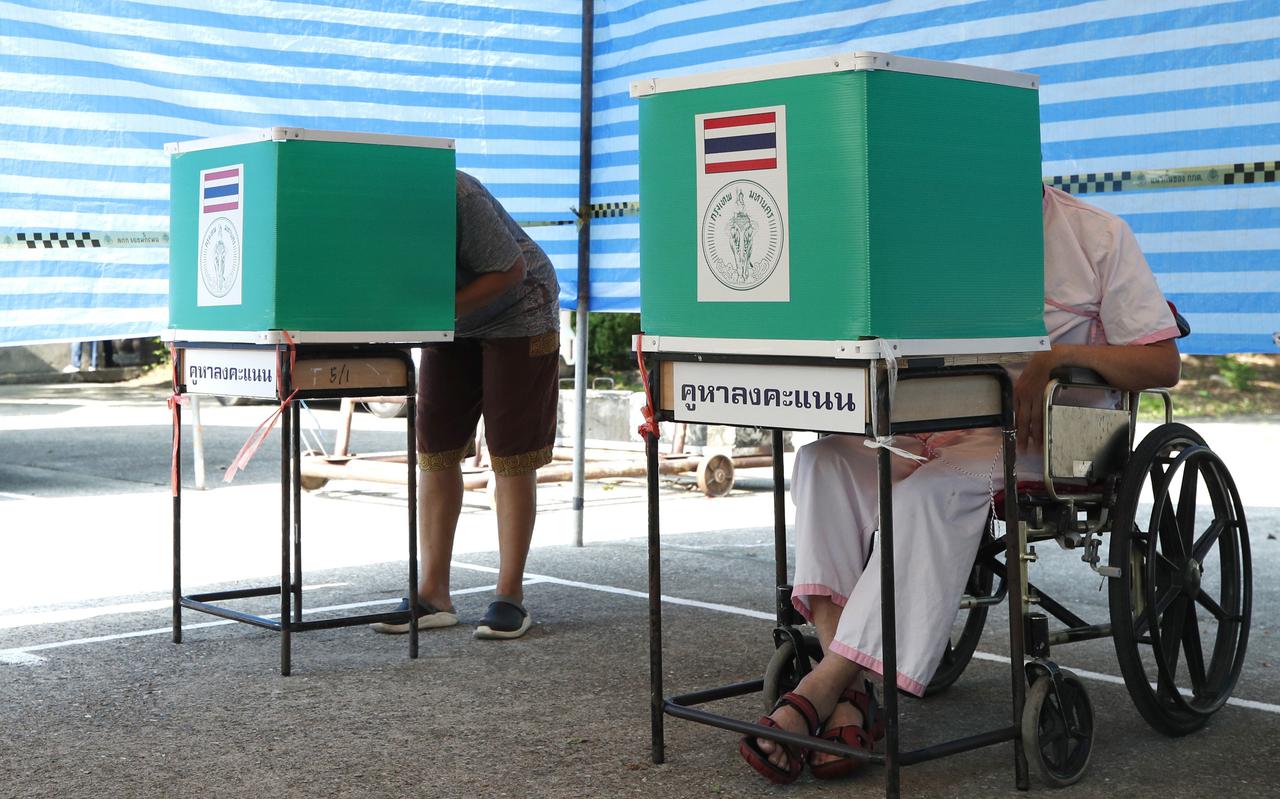 Thaise kiezers brengen hun stem uit.