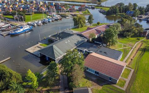 Stayokay-waterherberg It Beaken in Heeg, waar asielzoekers tijdelijk worden opgevangen.