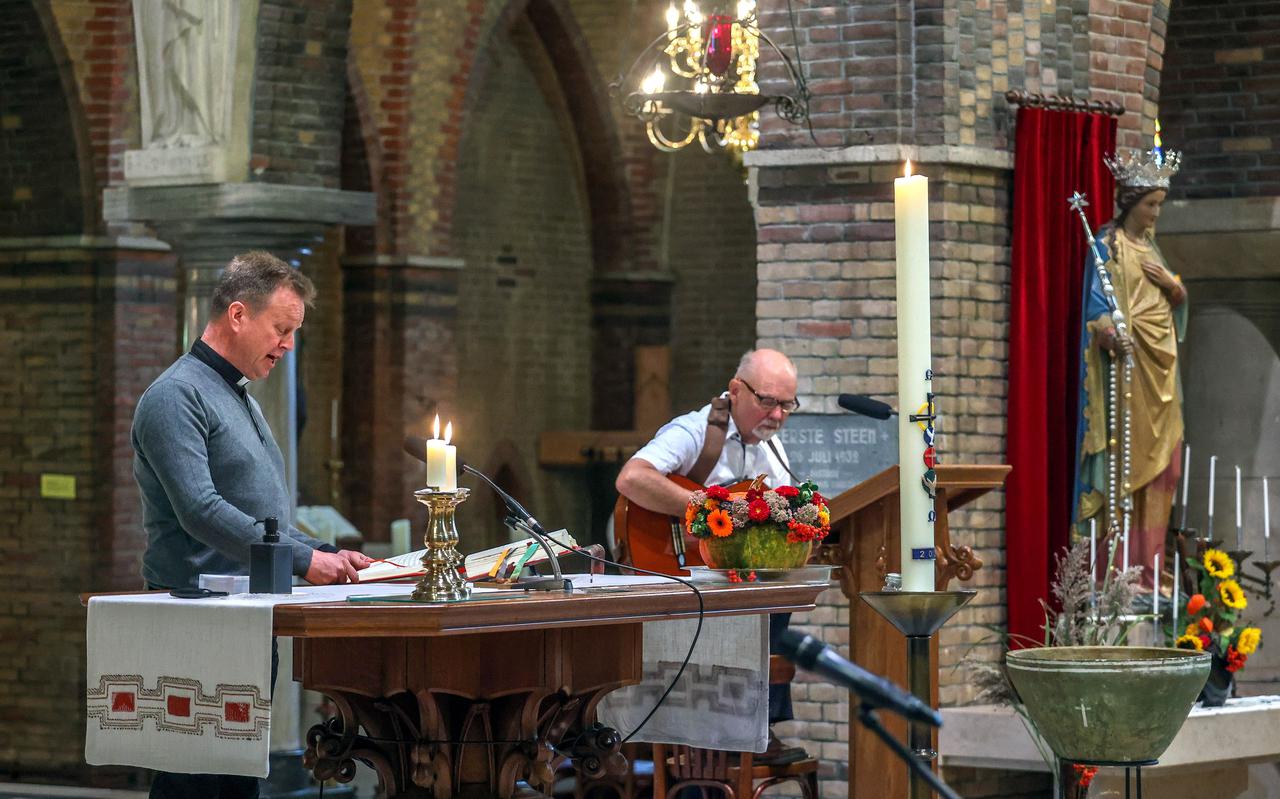 Pastoor Tjitze Titus Tjepkema en ds. Gerrit Groeneveld zingen in de Heilige Geestkerk in Heerenveen, tijdens de afsluiting van Tsjerkepaad.