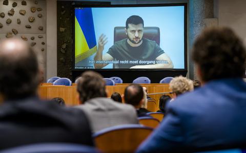 President Volodomir Zelenski van Oekraïne geeft via een videoverbinding een toespraak in de Tweede Kamer. De president heeft de parlementen van meer landen toegesproken in de hoop steun voor zijn regering te vergaren in reactie op de Russische inval in zijn land. 