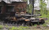 Een verwoeste Russische tank bij Charkiv.