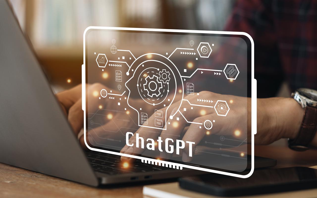 Via ChatGPT kunnen gebruikers opdrachten geven aan een chatrobot. 