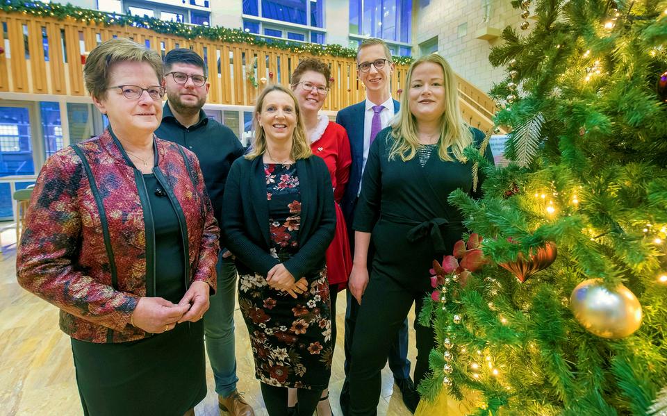 Vanaf links de Statenleden Maaike Prins (CDA), Sijbe Knol (FNP), Bea Bijlsma (D66), Hanneke Goede (SP), Matthijs de Vries (ChristenUnie) en Edou Hamstra (PvdA).