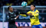 Daniel van Kaam (r) in duel met Umaro Embalo van Fortuna Sittard.