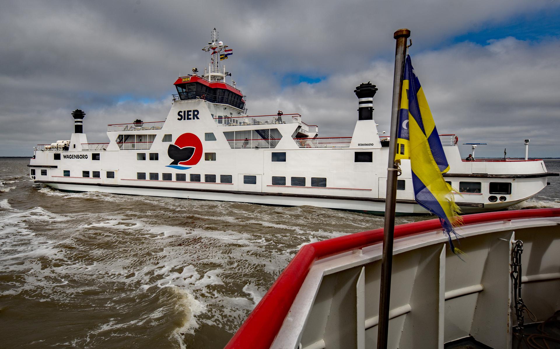 Veerboten en snelboten moeten elkaar in de nauwe vaargeul passeren. 