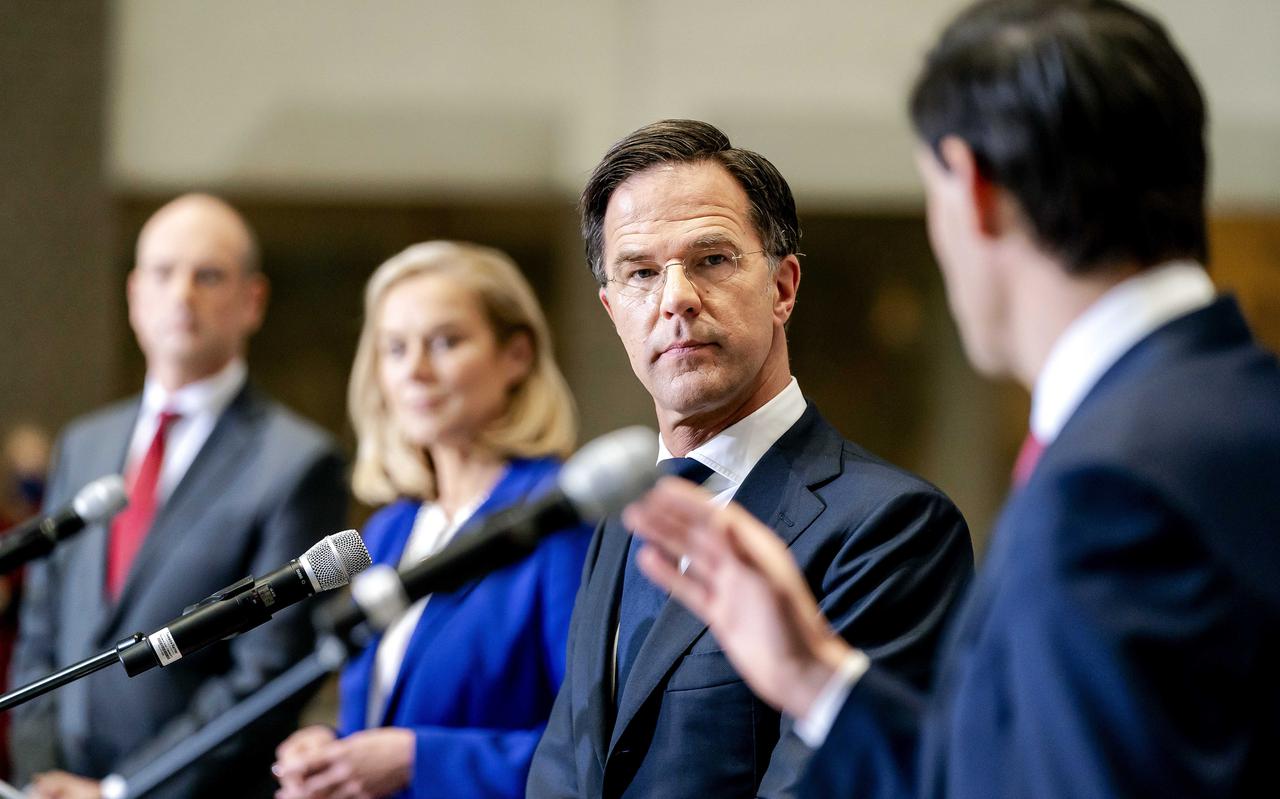 Gert-Jan Segers (ChristenUnie), Sigrid Kaag (D66), Mark Rutte (VVD) en Wopke Hokestra (CDA) tijdens de persconferentie over het coalitieakkoord.