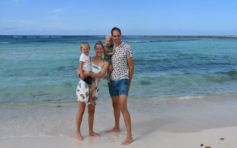 Elja (29) en Erik Boer (31) met hun kinderen Juda (3) en Nora (1) .