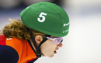 Rianne De Vries in de halve finale van de 500 meter op de International Invitation Cup, zondag in Leeuwarden. 