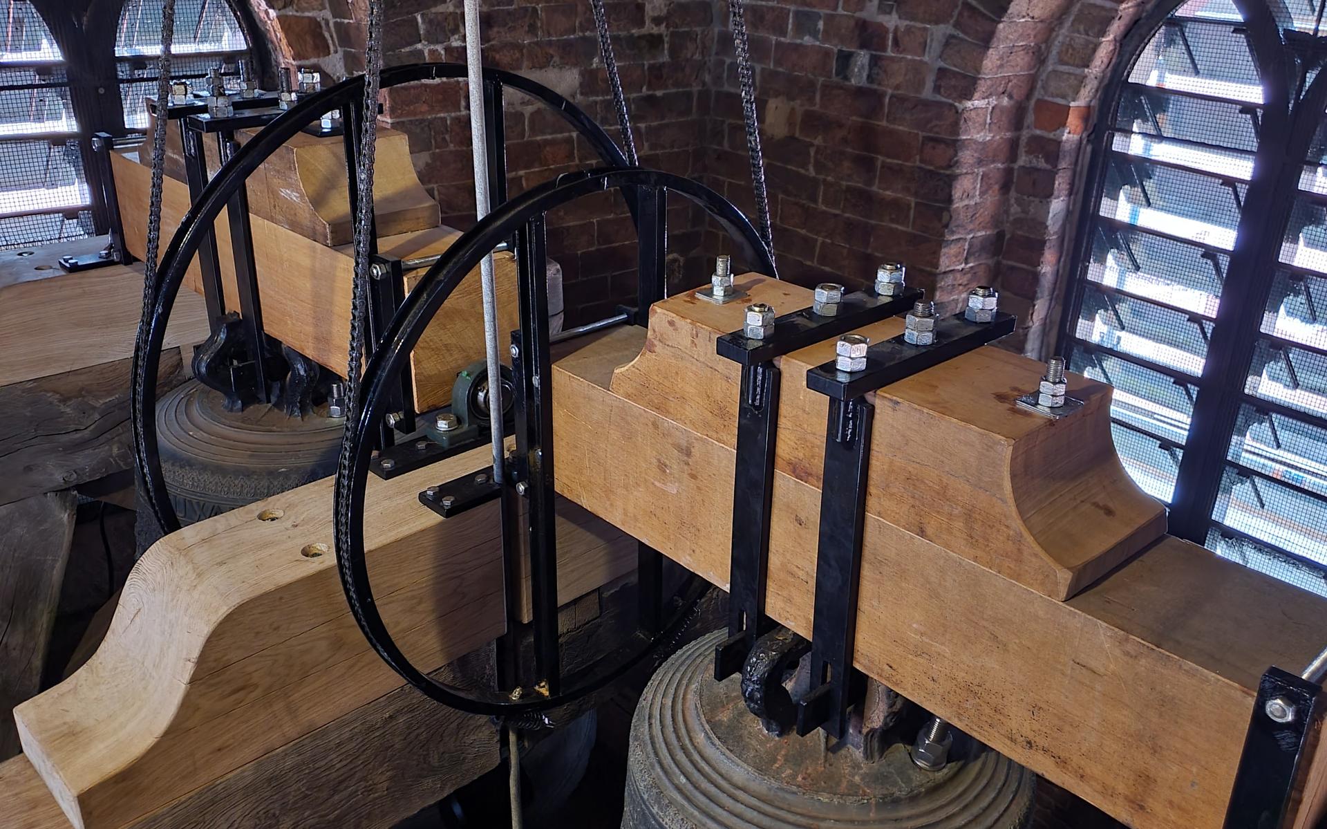 De eeuwenoude en honderden kilo's zware klokken keren maandag terug in