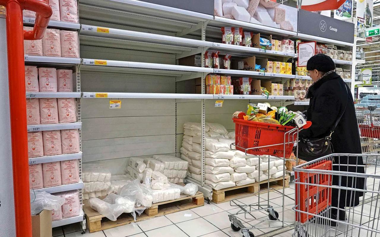 De winkelschappen in Rusland raken sinds de oorlog steeds leger. De winkelschappen in Rusland raken sinds de oorlog steeds leger.