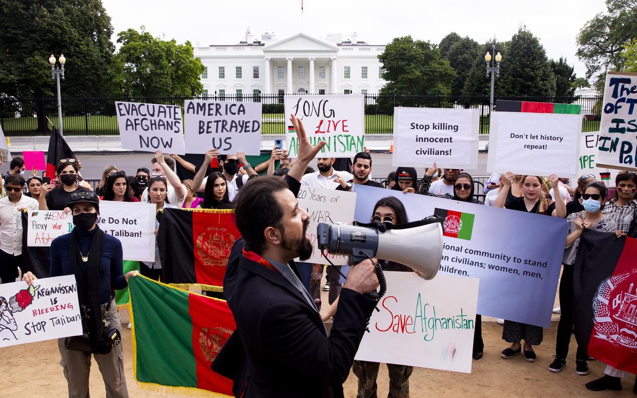Protest voor een vrij en democratisch Afghanistan voor het Witte Huis in Washington.