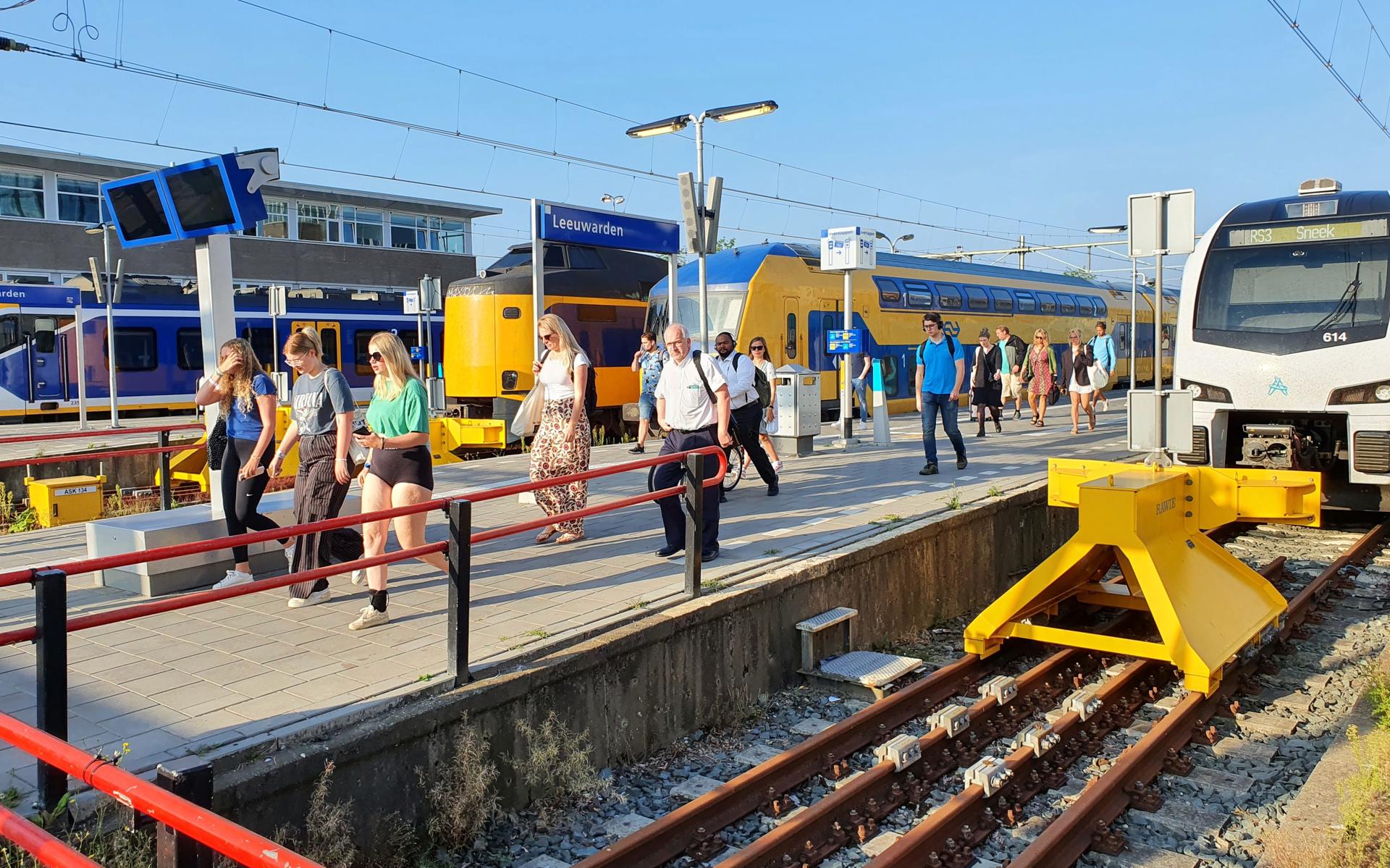 drie-treinen-van-ns-staan-stil-op-station-leeuwarden-en-druk-is-het